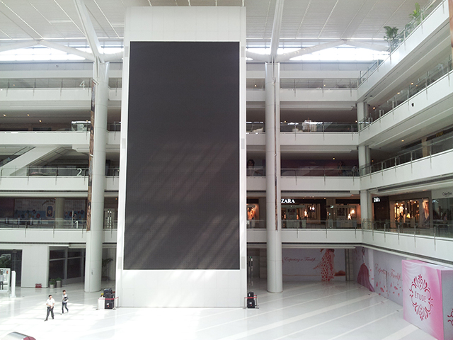 遼寧沈陽皇城國際商貿(mào)城P5室內(nèi)全彩LED顯示屏由上海智彩科技承制、安裝